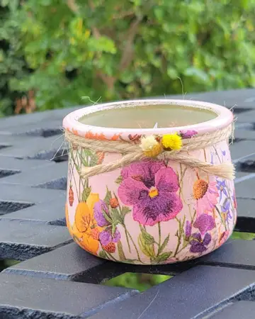 Small painted pot planted with pansies